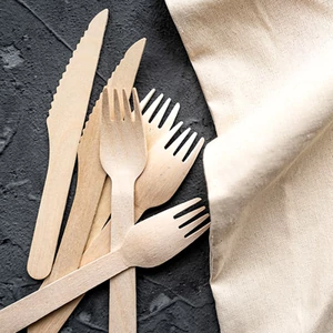 Tányérok, evőeszközök, poharak